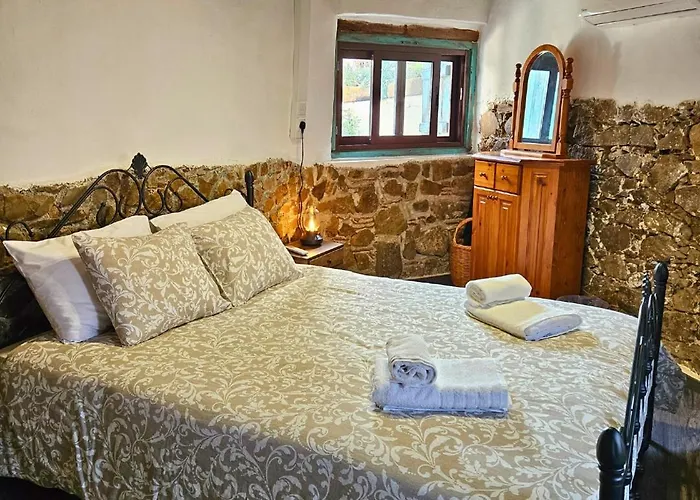 Traditional Adobe House In Evrychou With Cozy Garden And Fireplace! 度假居