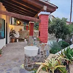 Traditional Adobe House In Evrychou With Cozy Garden And Fireplace! Сasa de vacaciones Nicosia