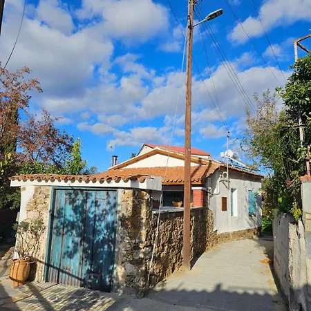 Traditional Adobe House In Evrychou With Cozy Garden And Fireplace! Prázdninový dům Nikósie