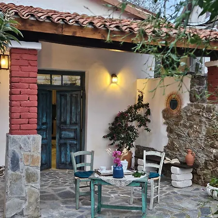 Prázdninový dům Traditional Adobe House In Evrychou With Cozy Garden And Fireplace!