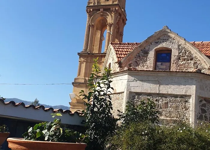 בית נופש Traditional Adobe House In Evrychou With Cozy Garden And Fireplace! ניקוסיה