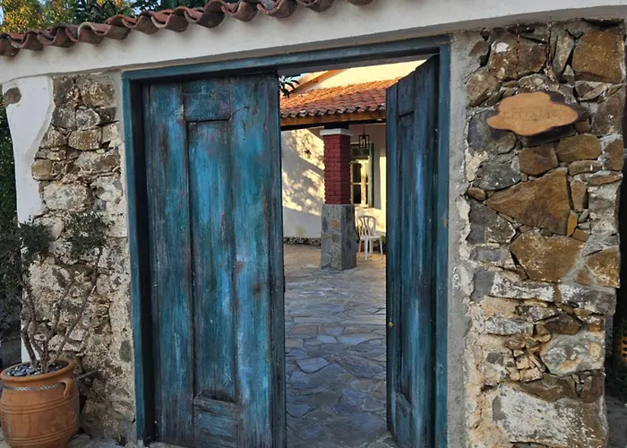 Σπίτι διακοπών Traditional Adobe House In Evrychou With Cozy Garden And Fireplace!