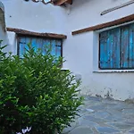 Traditional Adobe House In Evrychou With Cozy Garden And Fireplace! Feriehus